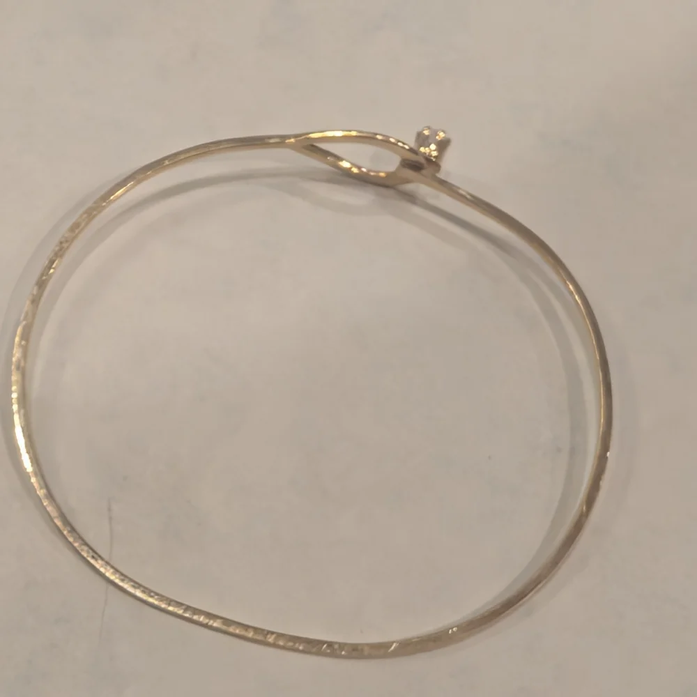 Avon Gold Tone Bypass Hinged Bracelet with Clear Stone - Picture 4 of 4